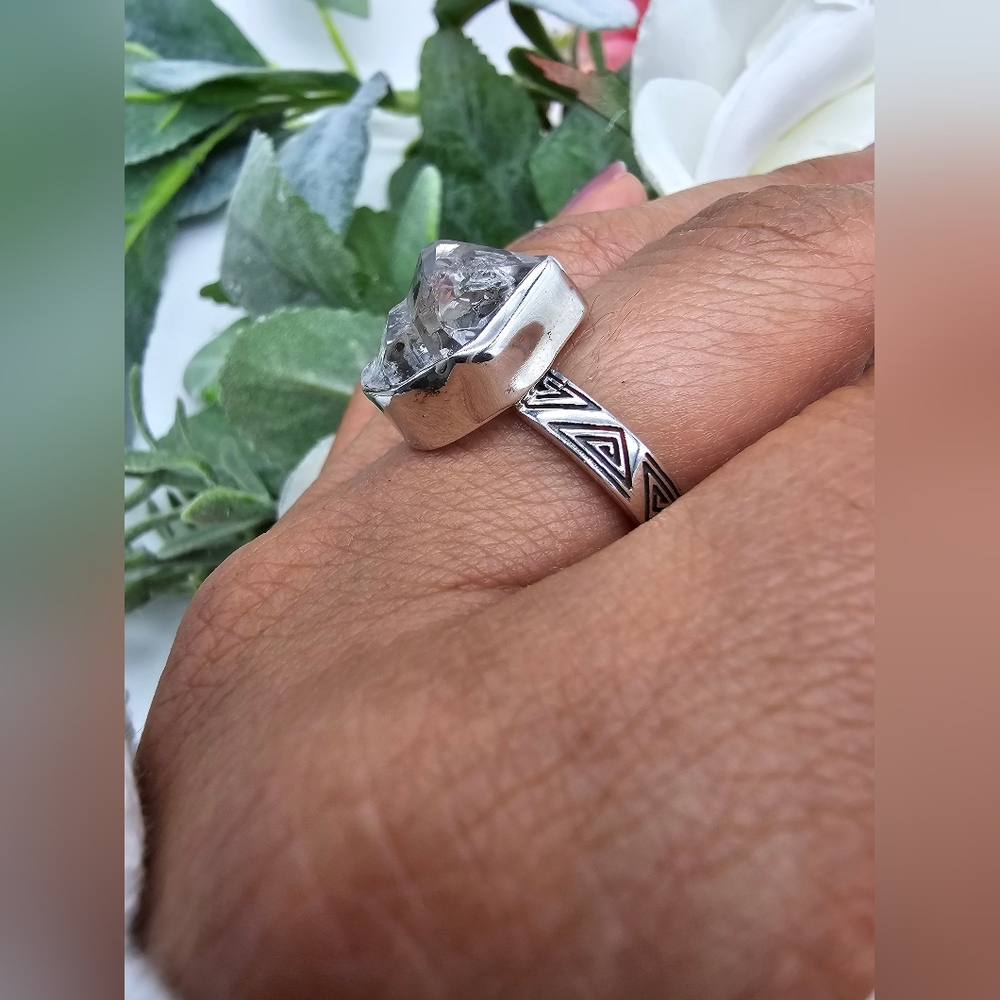 🥰 EMPOWERED RING - Picture 6 of 12